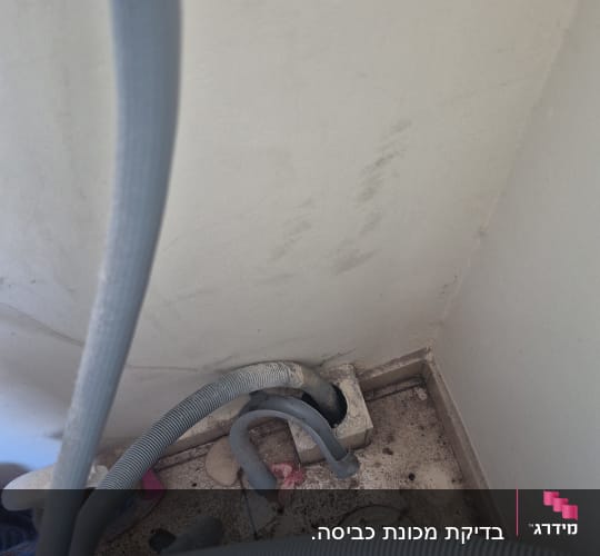 צינורות חשמל וחיבורים בקיר